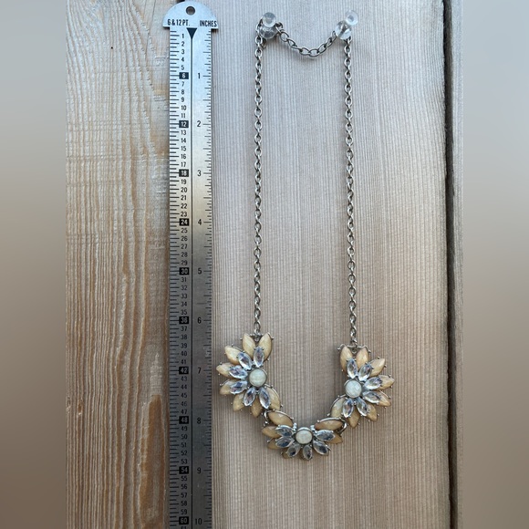 Vintage Rhinestone White Peach Flower Cluster Bib Statement Necklace - Picture 4 of 6